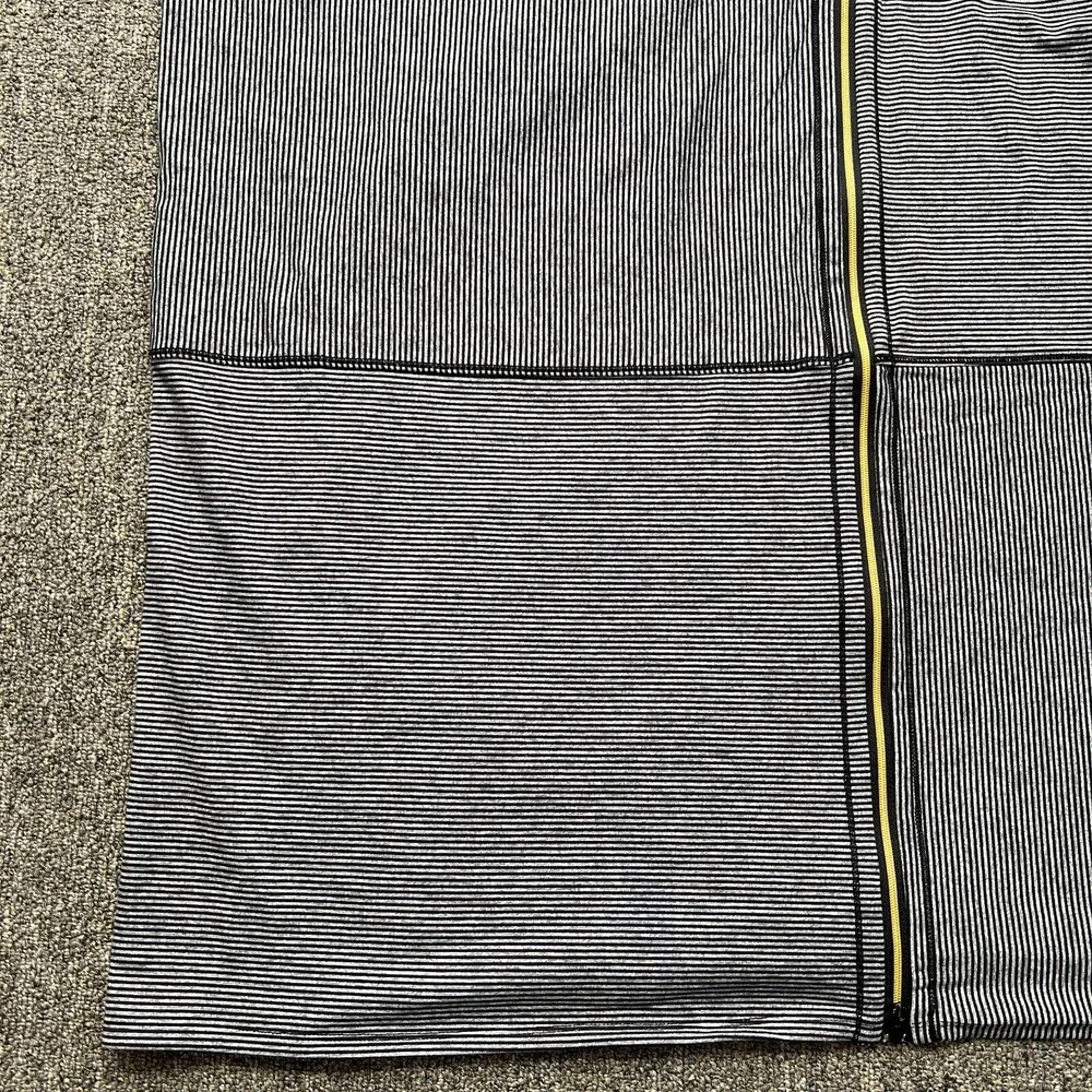 Lululemon Vinyasa Scarf Womens One Size Black Gray Tonka Stripes 28x26‎ Zipper
